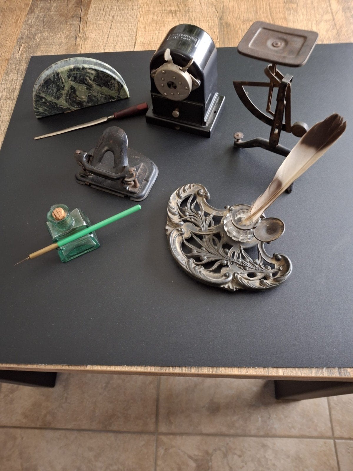 Antieke bureauaccessoires set - Scherp, weeg en schrijf!, Antiek en Kunst, Antiek | Kantoor en Zakelijk, Ophalen of Verzenden
