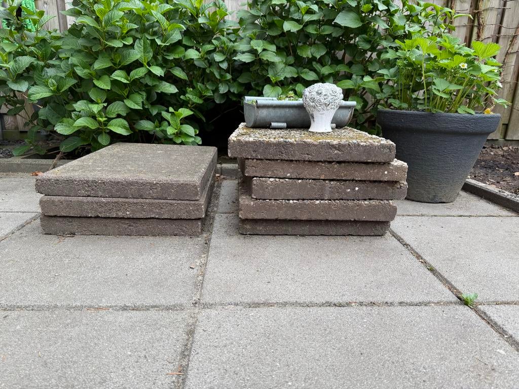 Gratis.Grindtegels 5x+ 3x betontegels + kunststof kussenbak., Ophalen, Gebruikt