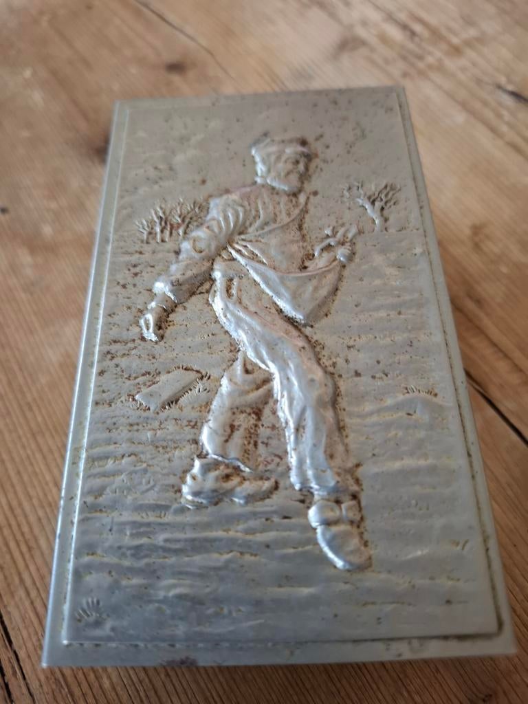 Antieke metalen luciferdooshouder "De Zaaier", Ophalen