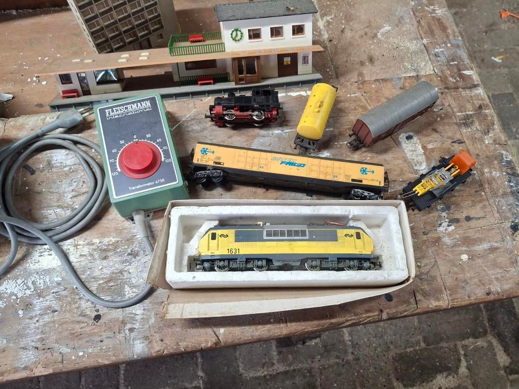 Modeltreinen met huisjes en spoor, Hobby en Vrije tijd, Modeltreinen | Overige schalen, Gebruikt, Gelijkstroom, Wagon, Ophalen