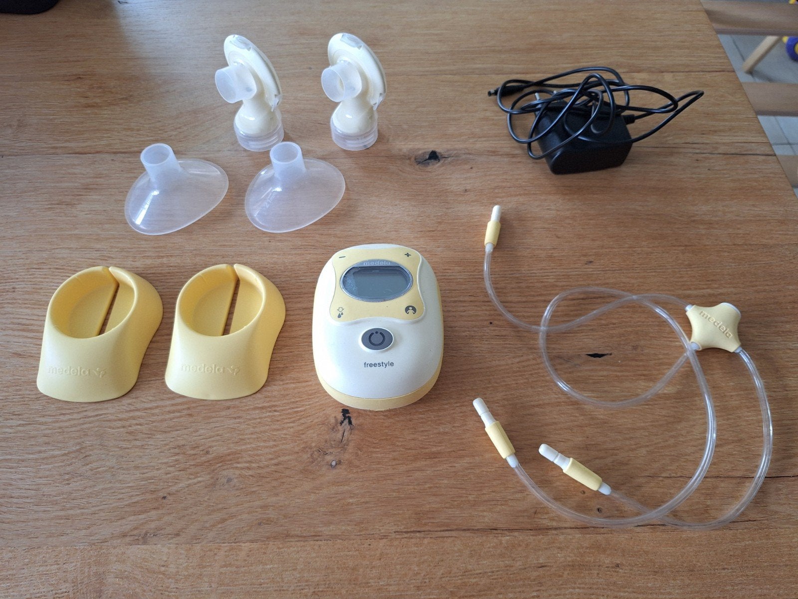 Medela Freestyle dubbele borstkolf, incl koeltas en flesjes, Gebruikt, Draagbaar, Medela, Borstkolf