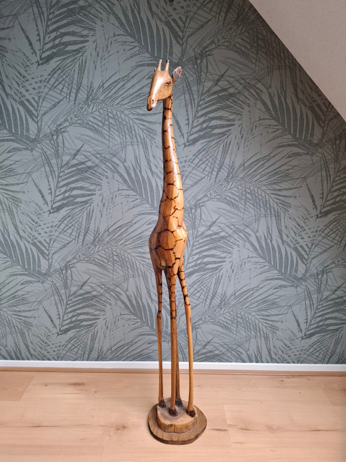 Houten giraffe, Ophalen