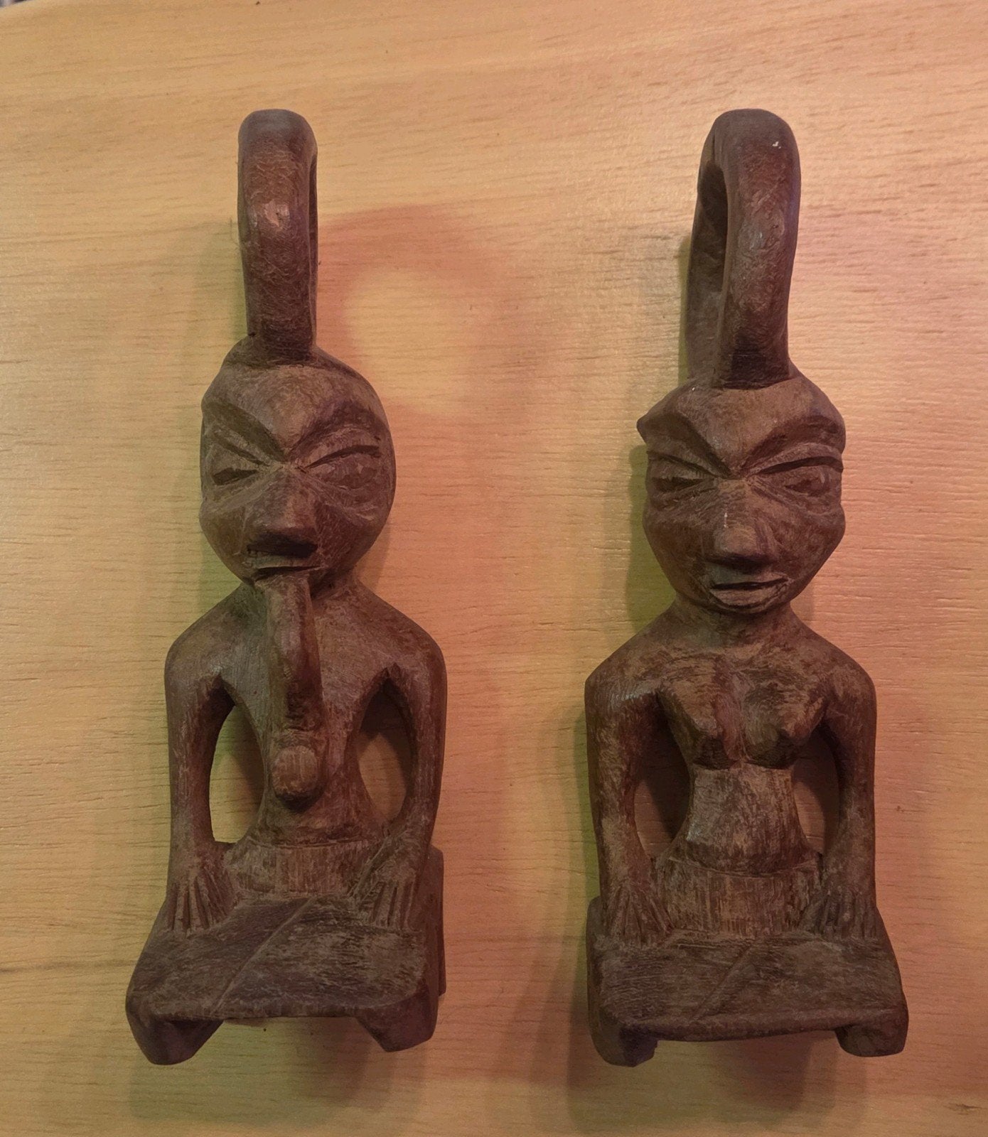 Twee handgesneden Afrikaanse houten beelden, Antiek en Kunst, Bruin, Afrika, Handgemaakt, Beeld