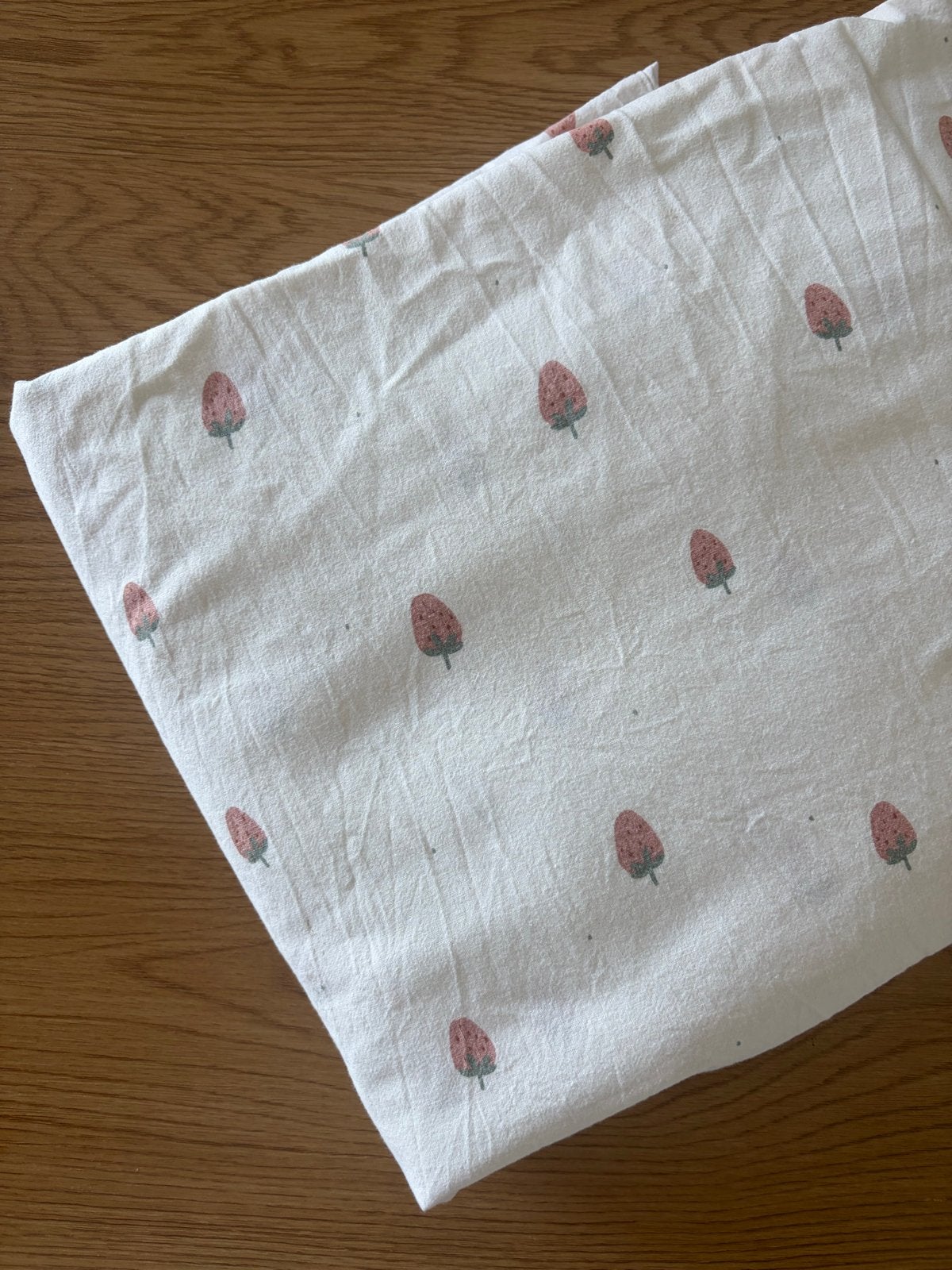 H&M Home Eenpersoons Dekbedovertrek Aardbeienprint, Huis en Inrichting, Eenpersoons, Wit, Dekbedovertrek, Katoen