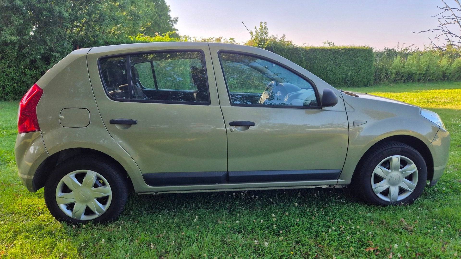 Dacia Sandero 1.4 Ambiance NIEUWE APK EN AIRCO, Voorwielaandrijving, 1011 kg, 4 cilinders, Beige
