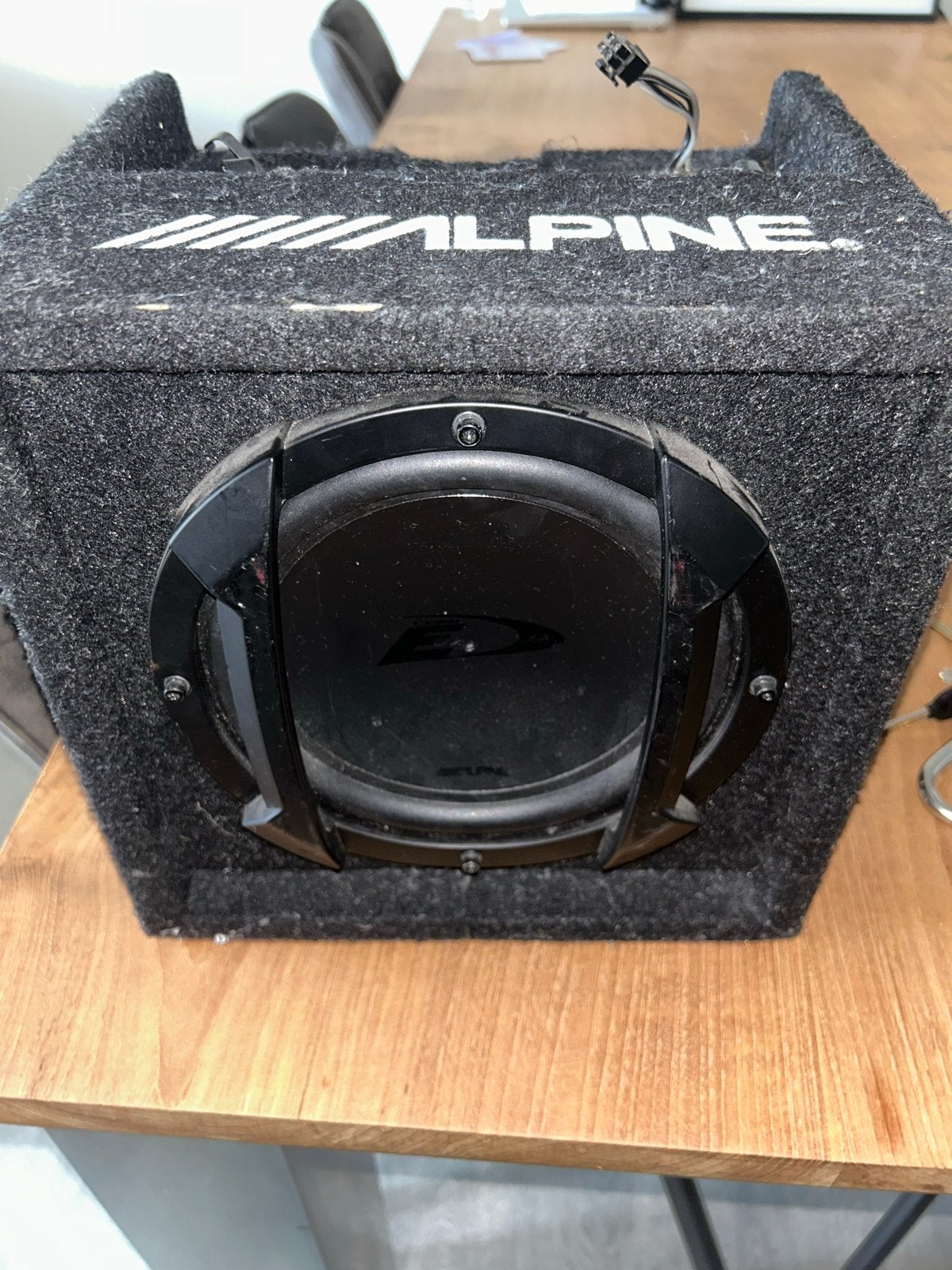 ALPINE Subwoofer met klankkast (voorheen actief), Ophalen of Verzenden, Gebruikt