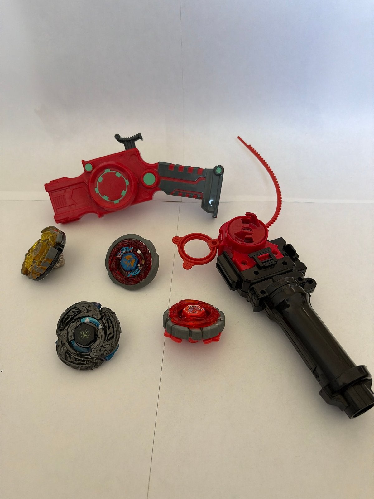 4 originele Beyblades met metalen onderdelen + 2 launchers, Verzenden, Gebruikt