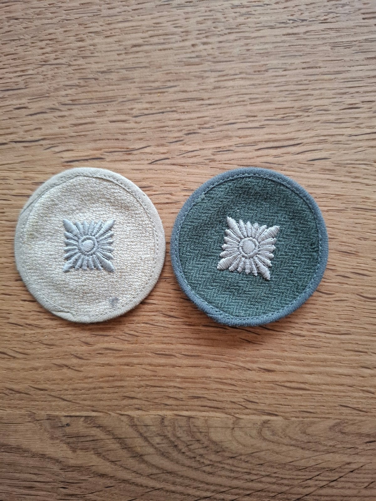 2x Duitse Wehrmacht mouwemblemen, Ophalen of Verzenden, Overige soorten, Duitsland, Embleem of Badge