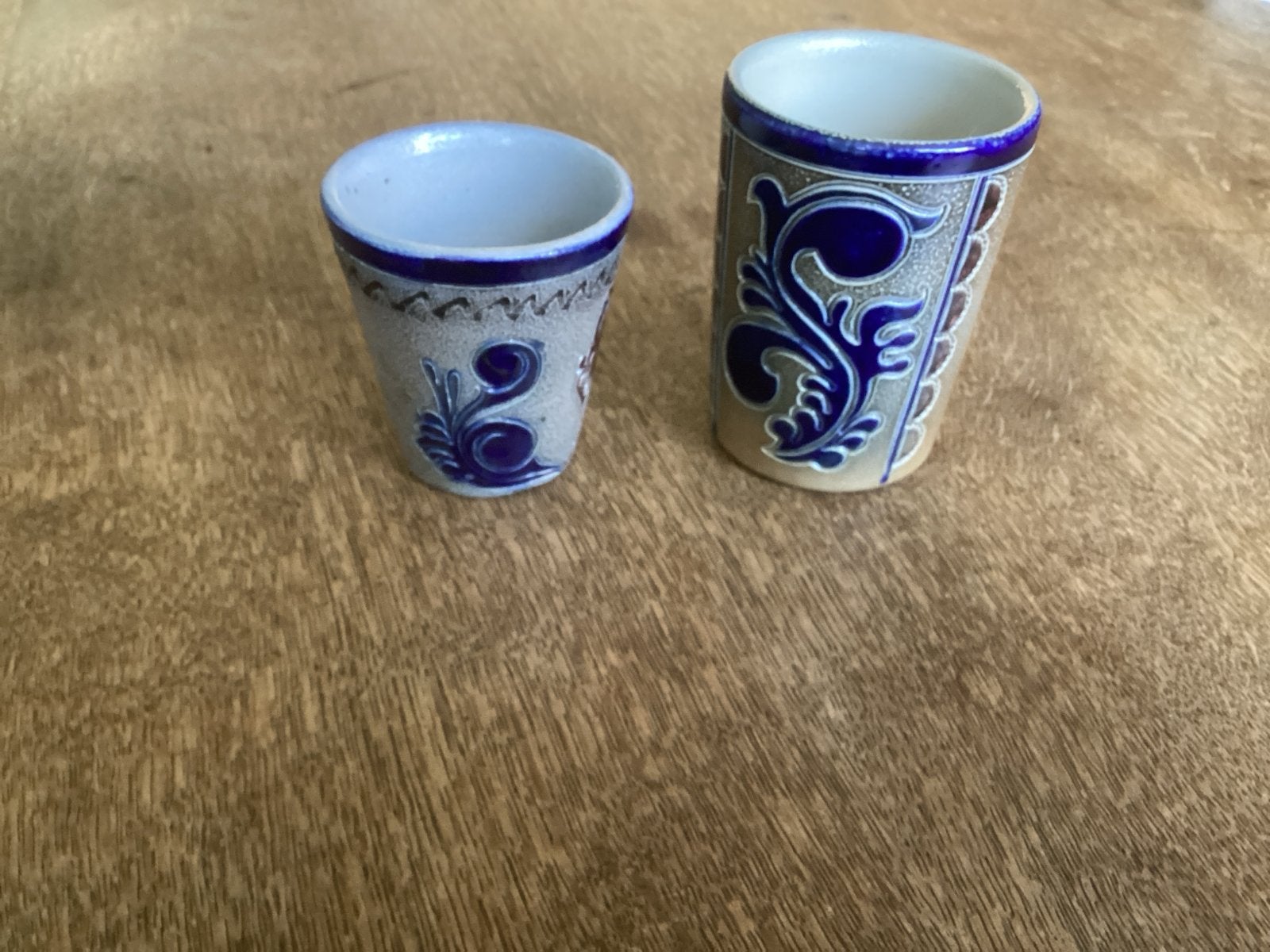 Set van 2 handgeschilderde zoutglazuur keramische mokken, Antiek en Kunst, Antiek | Keramiek en Aardewerk, Ophalen of Verzenden