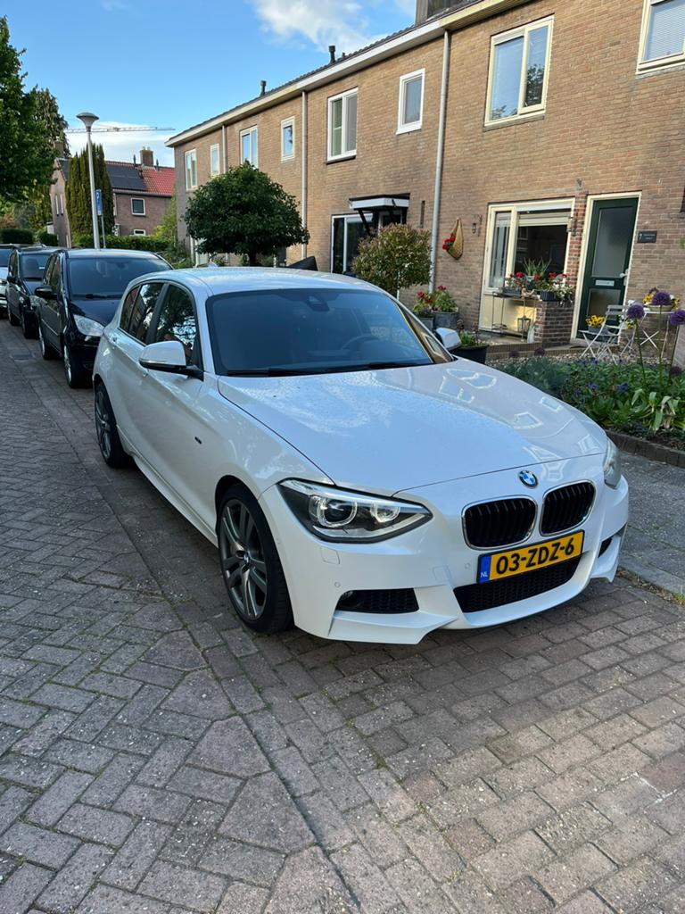 BMW 1serie 118i automaat Full Option 170 pk, Auto's, BMW, Achterwielaandrijving, Zwart, Wit, Leder