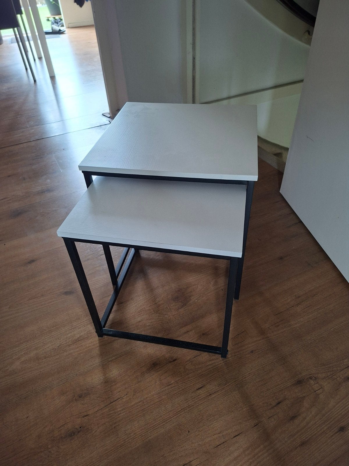 2 leuke witte tafeltjes met metalen onderstel, Huis en Inrichting, Ophalen, Rond, Minder dan 55 cm, 45 tot 60 cm