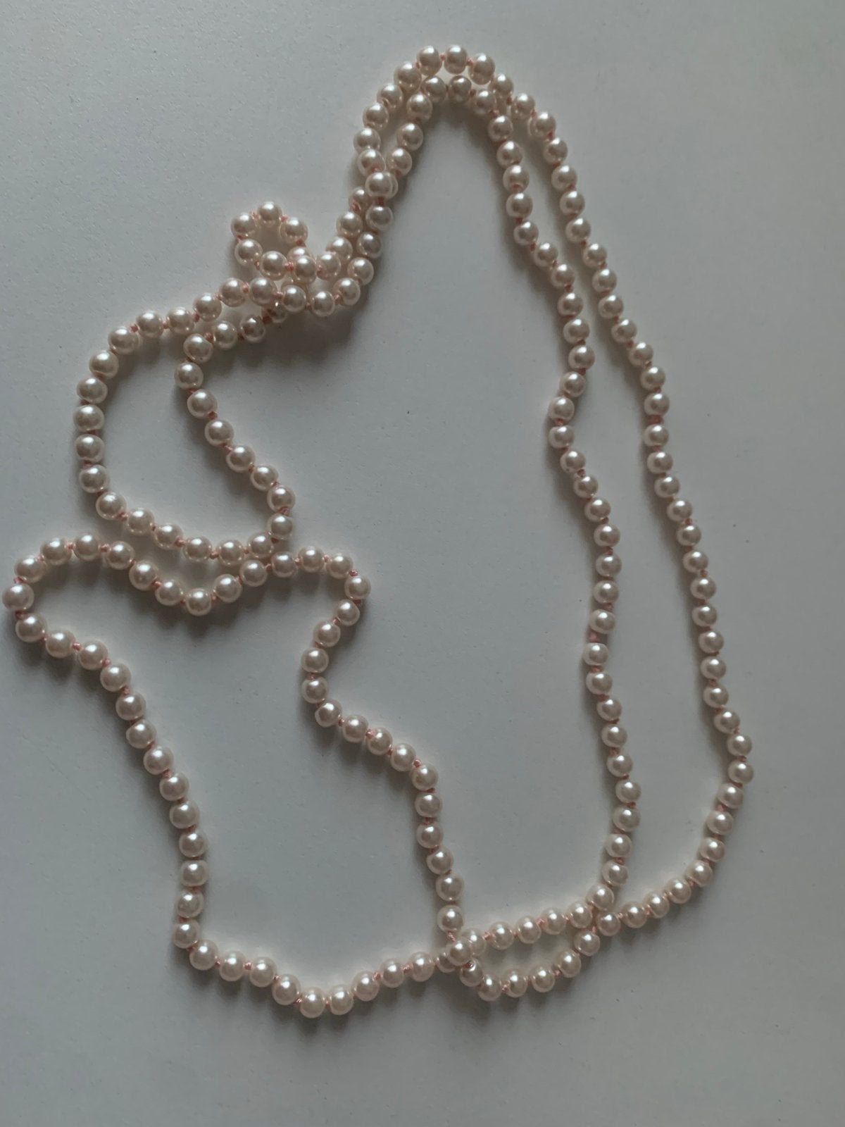 Elegante lange parelketting - lang model nieuw, Ophalen of Verzenden, Nieuw, Wit, Overige materialen