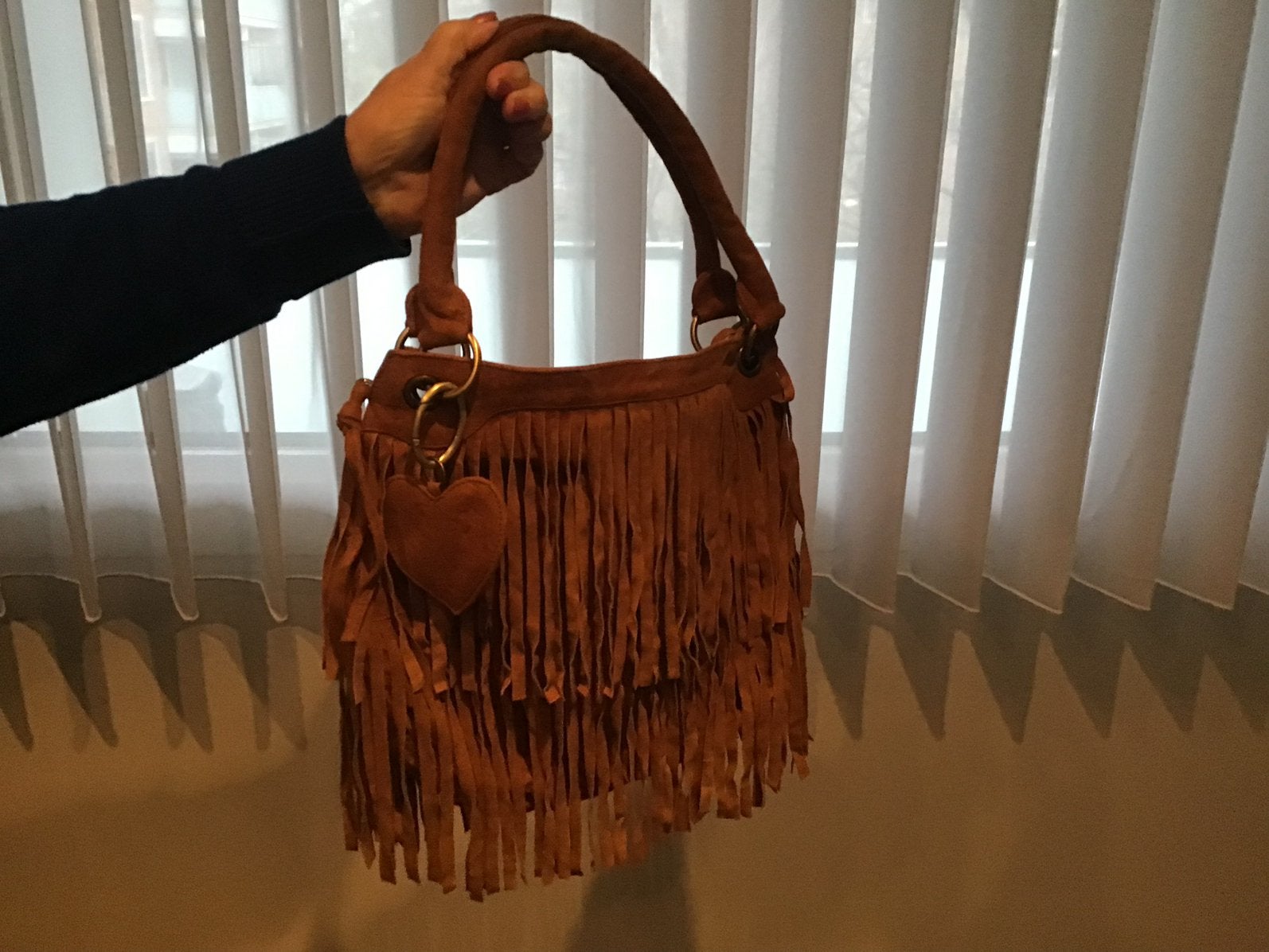 Suede tas met franjes, Sieraden, Tassen en Uiterlijk, Tassen | Damestassen, Ophalen of Verzenden, Zo goed als nieuw