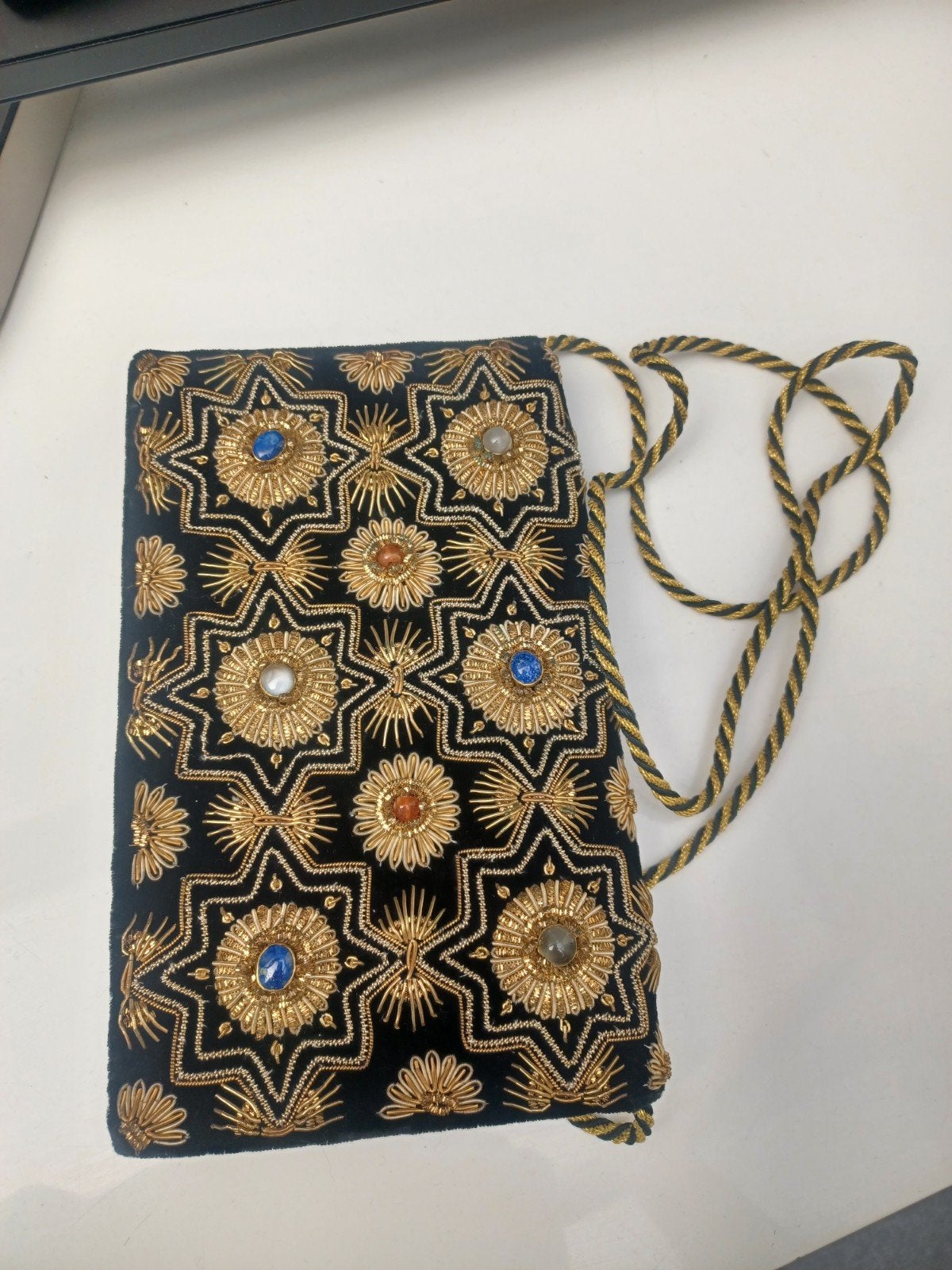 Zo goed als nieuwe zwarte clutch met gouden borduursels, Ophalen, Zo goed als nieuw