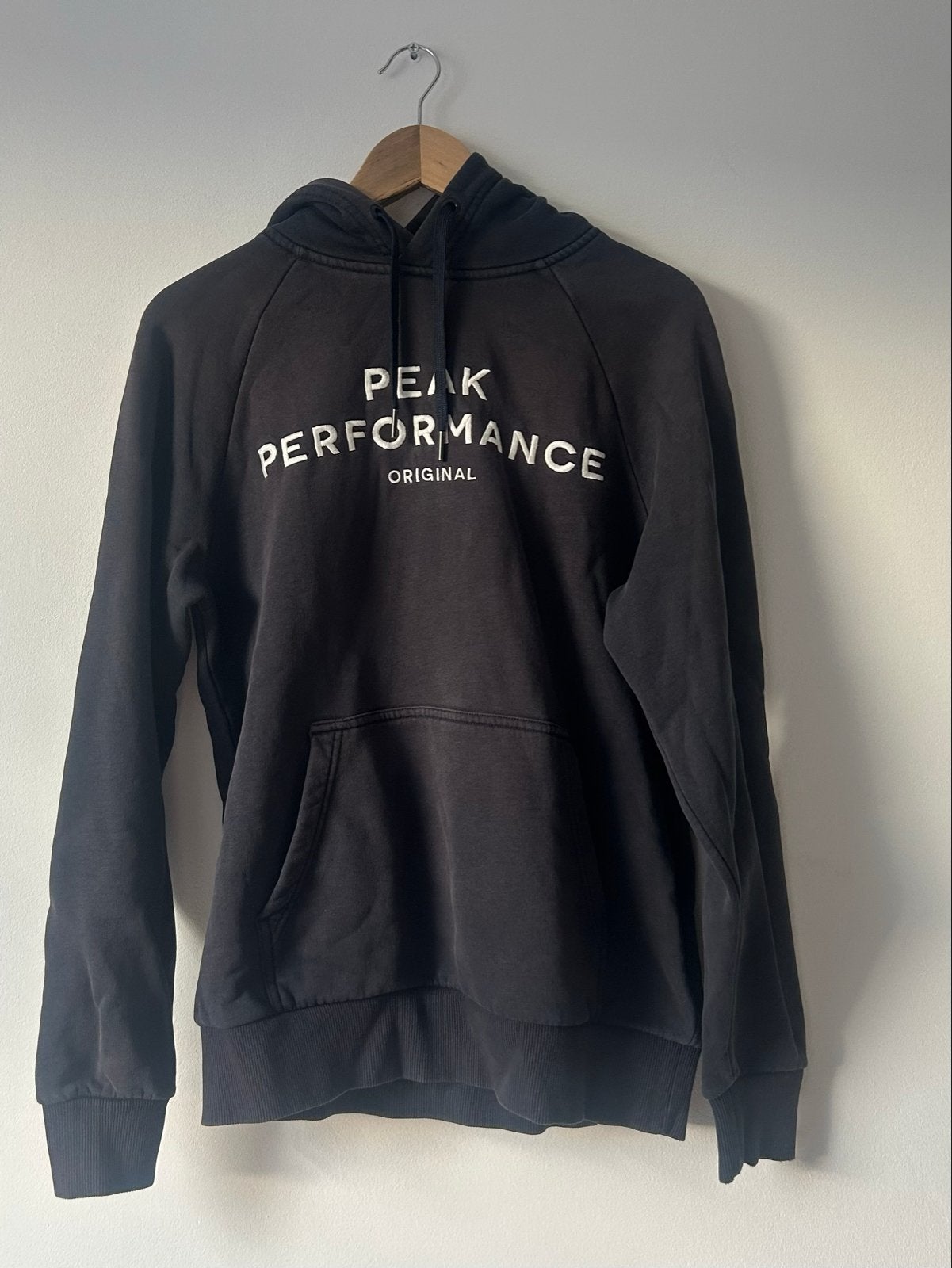 Donkerblauwe Peak Performance hoodie - M, Ophalen of Verzenden, Gedragen, Maat 48/50 (M), Blauw