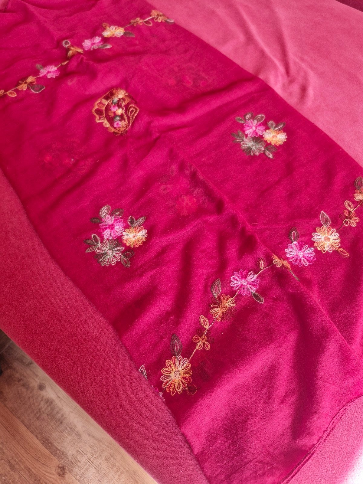 Nieuwe fuchsia roze sjaal met bloemenborduursel, Onbekend, Ophalen of Verzenden, Nieuw