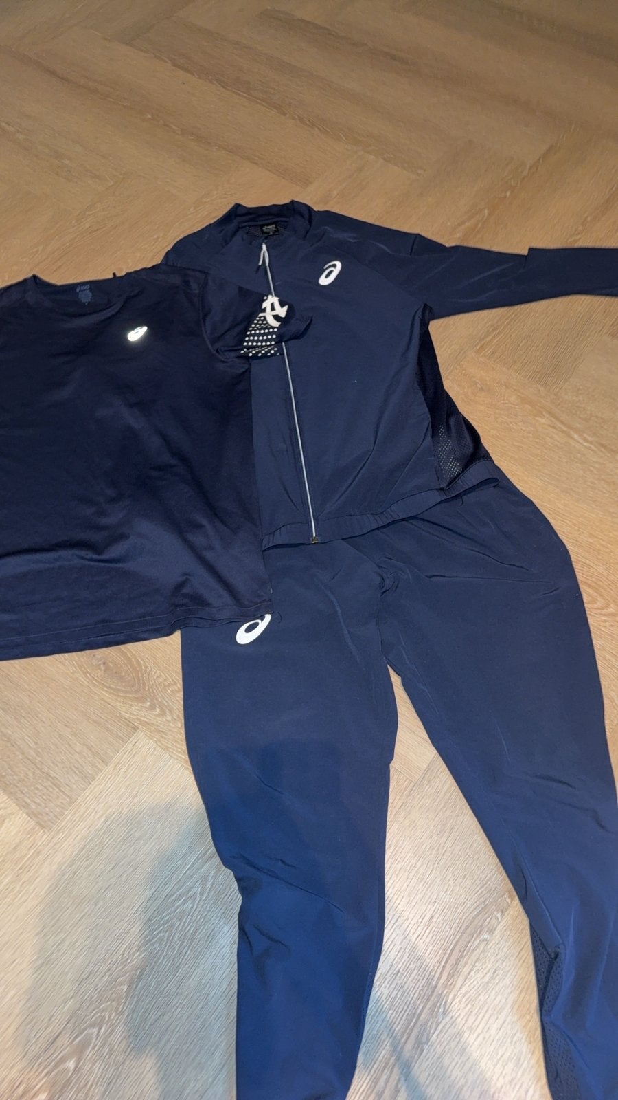 Asics trainingspak met t-shirt maat M - Zo goed als nieuw, Fitness, Ophalen of Verzenden, Zo goed als nieuw, Maat 48/50 (M)