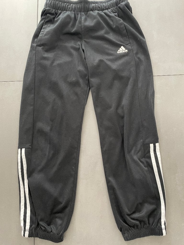 Trainingsbroek Adidas de prijs is incl de verzendkosten, Kinderen en Baby's, Kinderkleding | Maat 140, Broek, Adidas, Verzenden