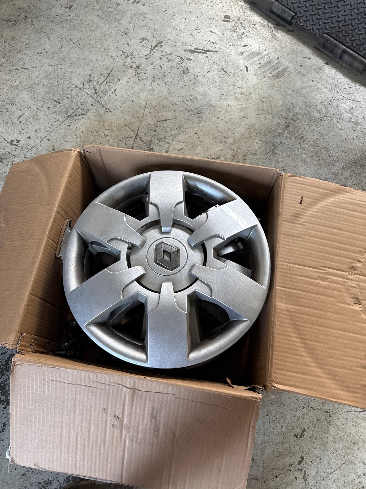 4 Velgen met All-season banden en Renault Master wieldoppen, 16 inch, Banden en Velgen, Ophalen of Verzenden, All Season