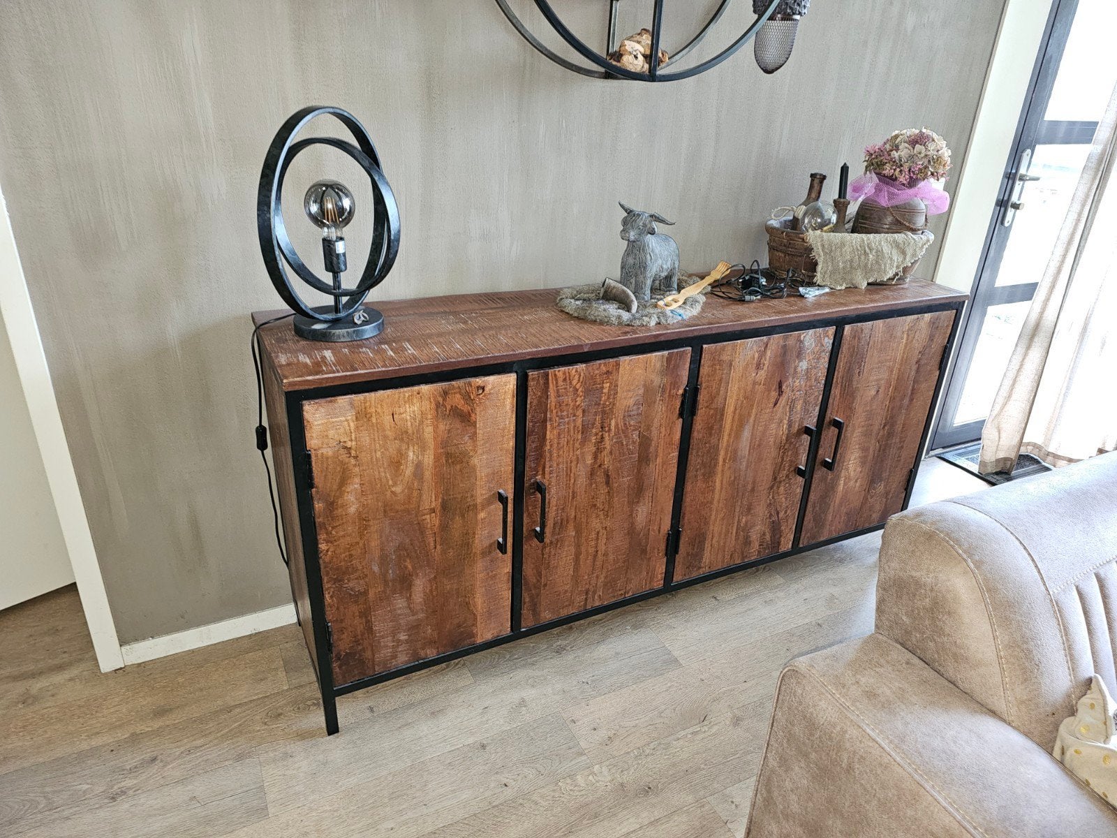Dressoir mangohout met ijzeren deurtjes - 180x85x43 cm }, Overige houtsoorten, Gebruikt, Industrieel, Landelijk, 150 tot 200 cm