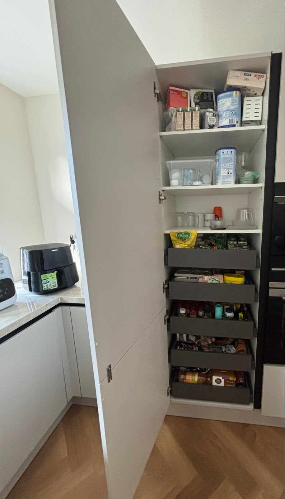 Zandkleurige hoge keukenkast met lades, Ophalen, Nieuw