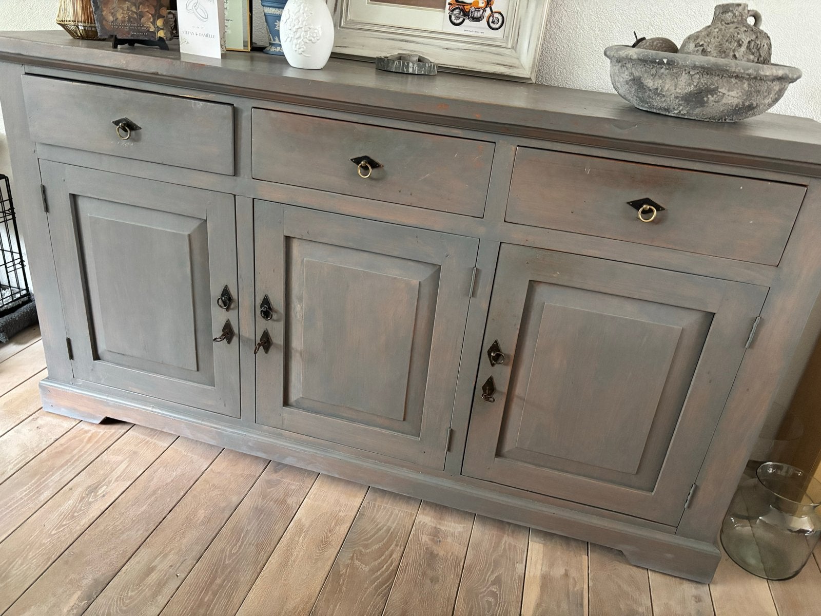 Grijze houten dressoir met lades en deuren, Ophalen, Gebruikt, 150 tot 200 cm, Met lade(s)
