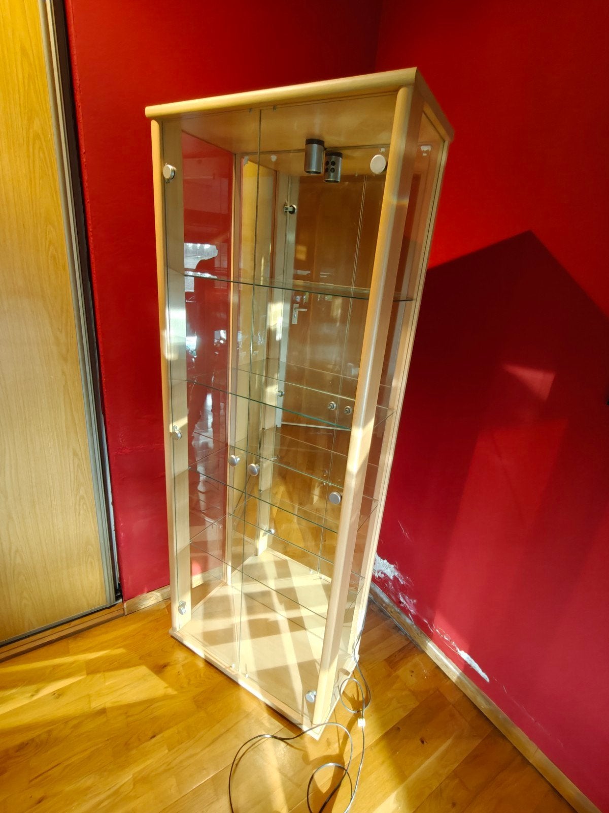 vitrinekast., Ophalen