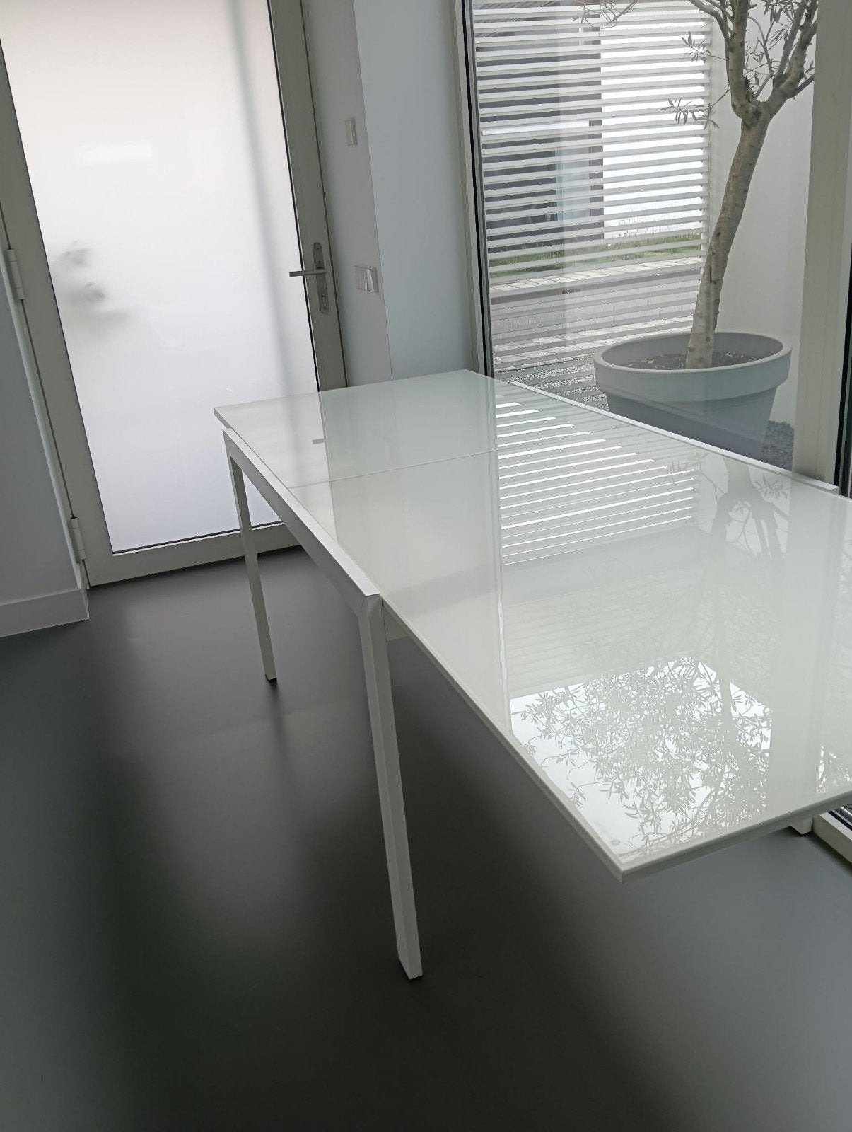 Foto 2 van Calligaris uitschuifbare eettafel met melkglas blad