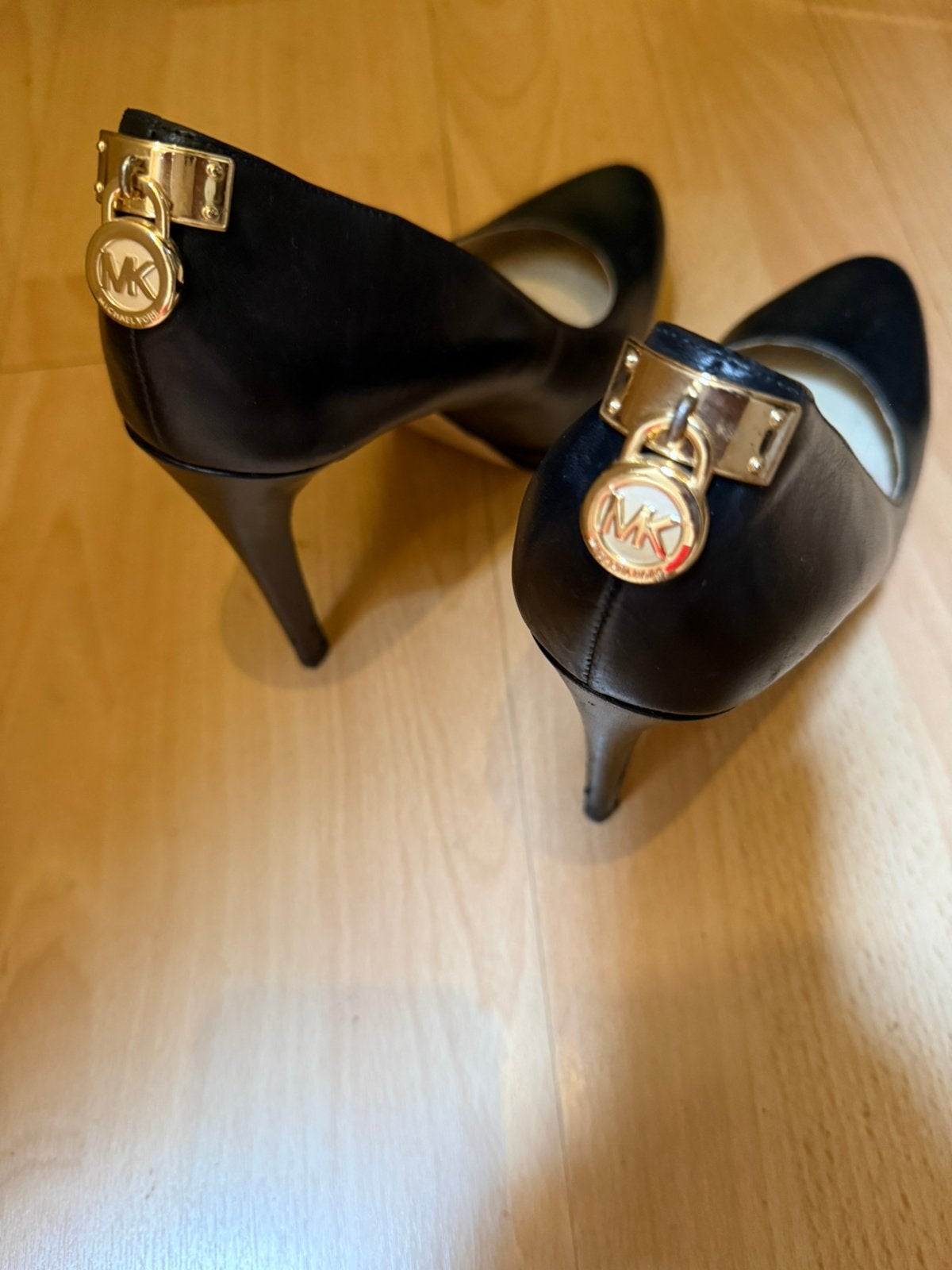 Mooie zwarte Michael Kors naaldhakken mt 38, Kleding | Dames, Schoenen, Ophalen, Zo goed als nieuw, Zwart