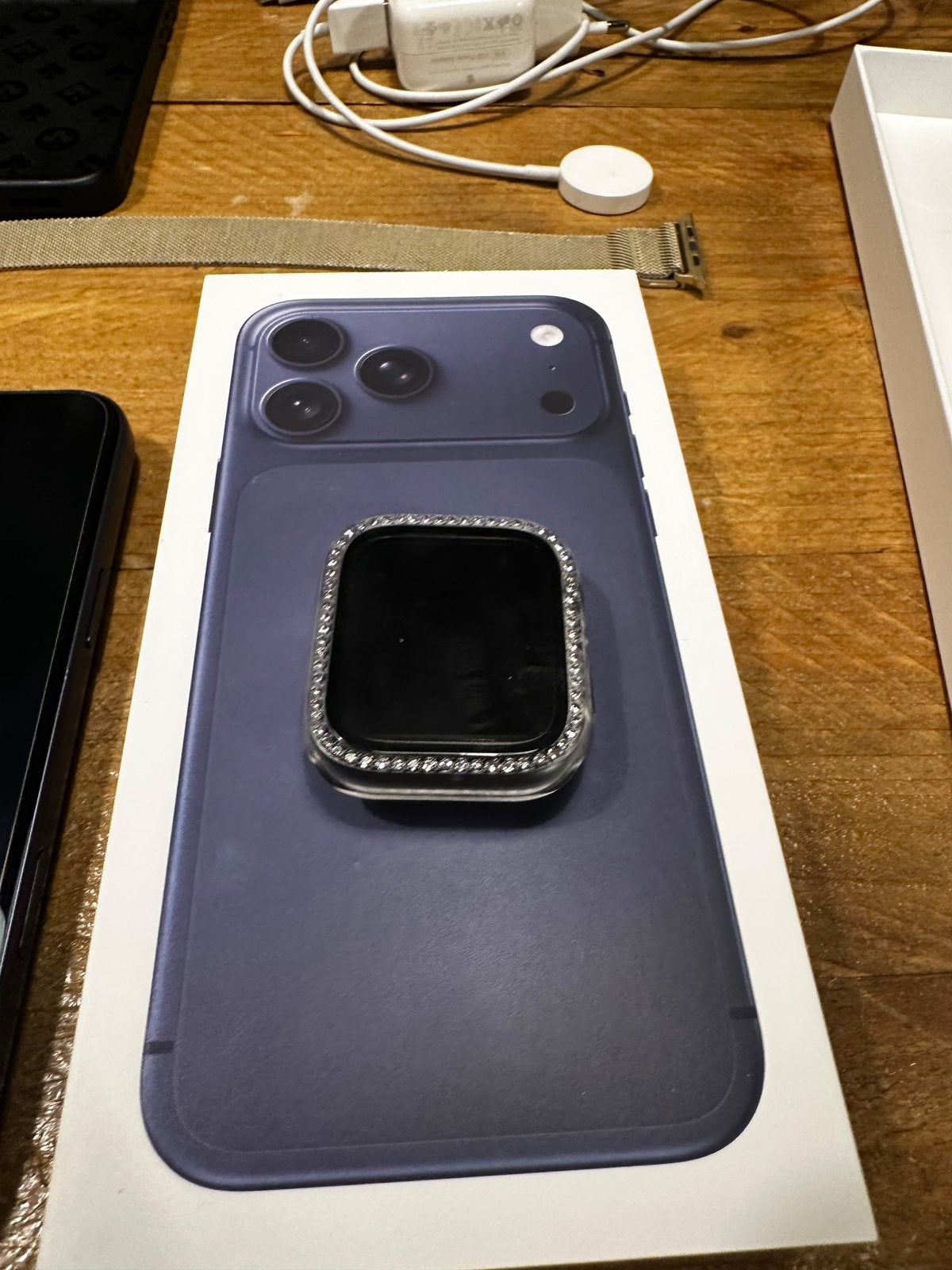 Foto 6 van iPhone 17 Pro Max + Apple Watch Series 6 + Accessoires –