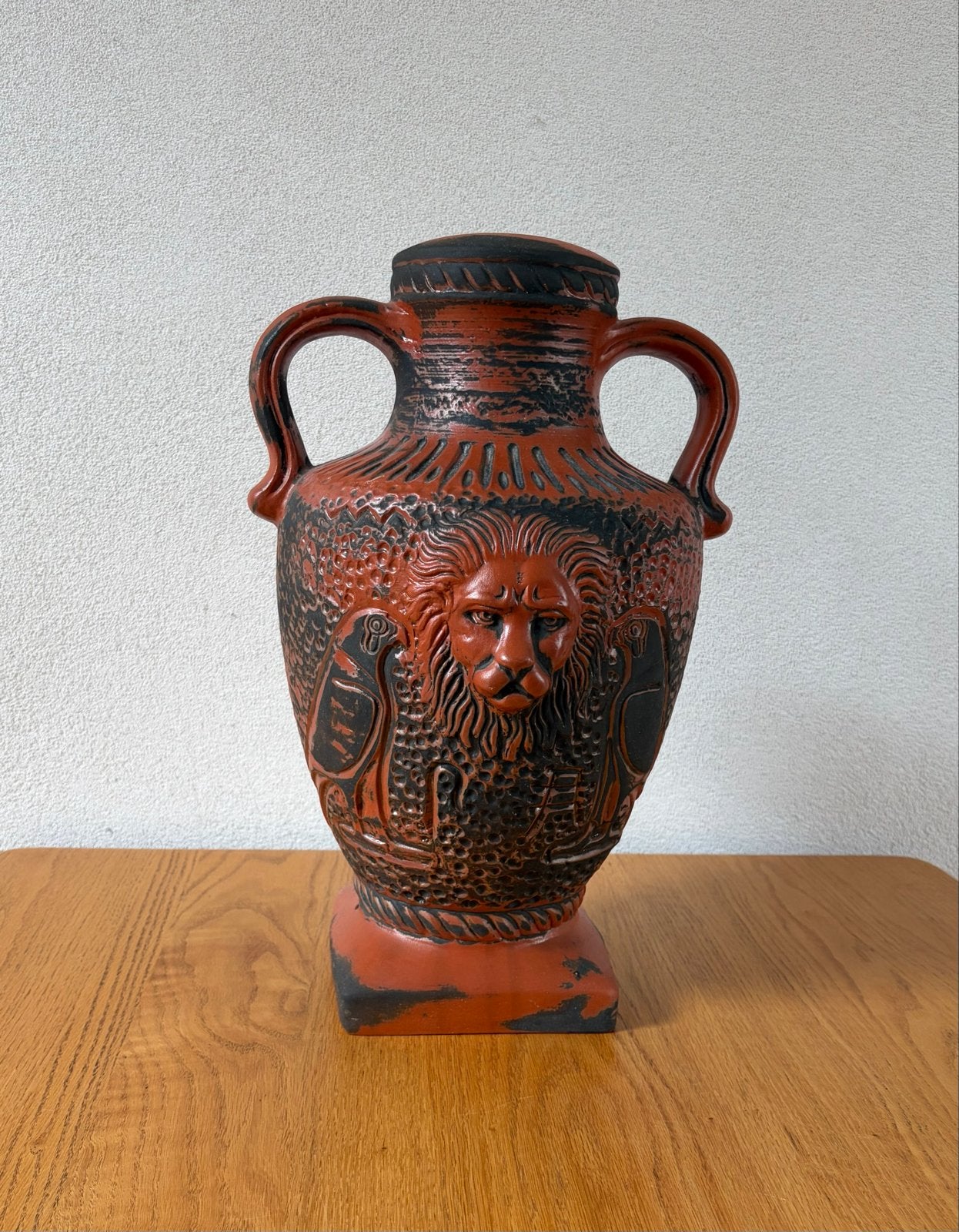 Terracotta beeld/lampenvoet met leeuw en vogels., Ophalen