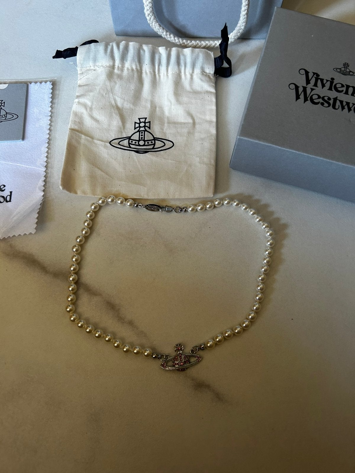 Vivienne Westwood Pearl Choker met Roze Orb Hanger, Met kristal, Overige materialen, Wit, Ophalen of Verzenden