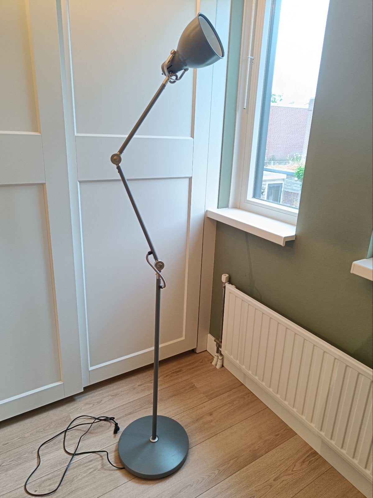 Ikea Aröd staande lamp, grijs - Zo goed als nieuw, Ophalen, Industrieel, Modern, Zo goed als nieuw, Metaal