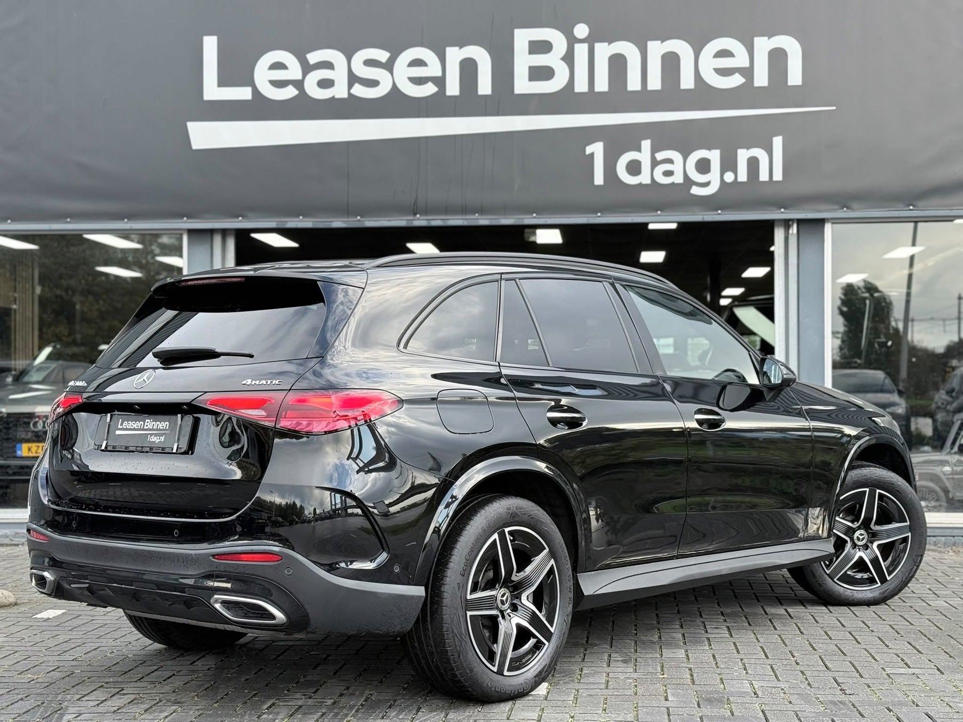 Mercedes-Benz GLC-klasse 300e 4MATIC AMG PANO|BURMESTER|HUD|, Auto's, Dealer onderhouden, Zwart, 2255 kg, Verwarmde buitenspiegels
