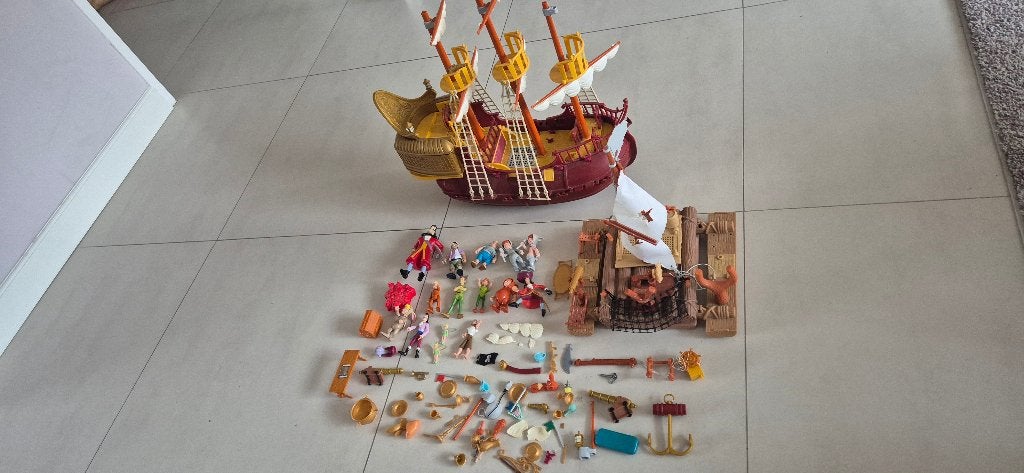 Peter pan piraten schip en vlot, Ophalen of Verzenden, Peter Pan of Pinokkio, Zo goed als nieuw, Beeldje of Figuurtje