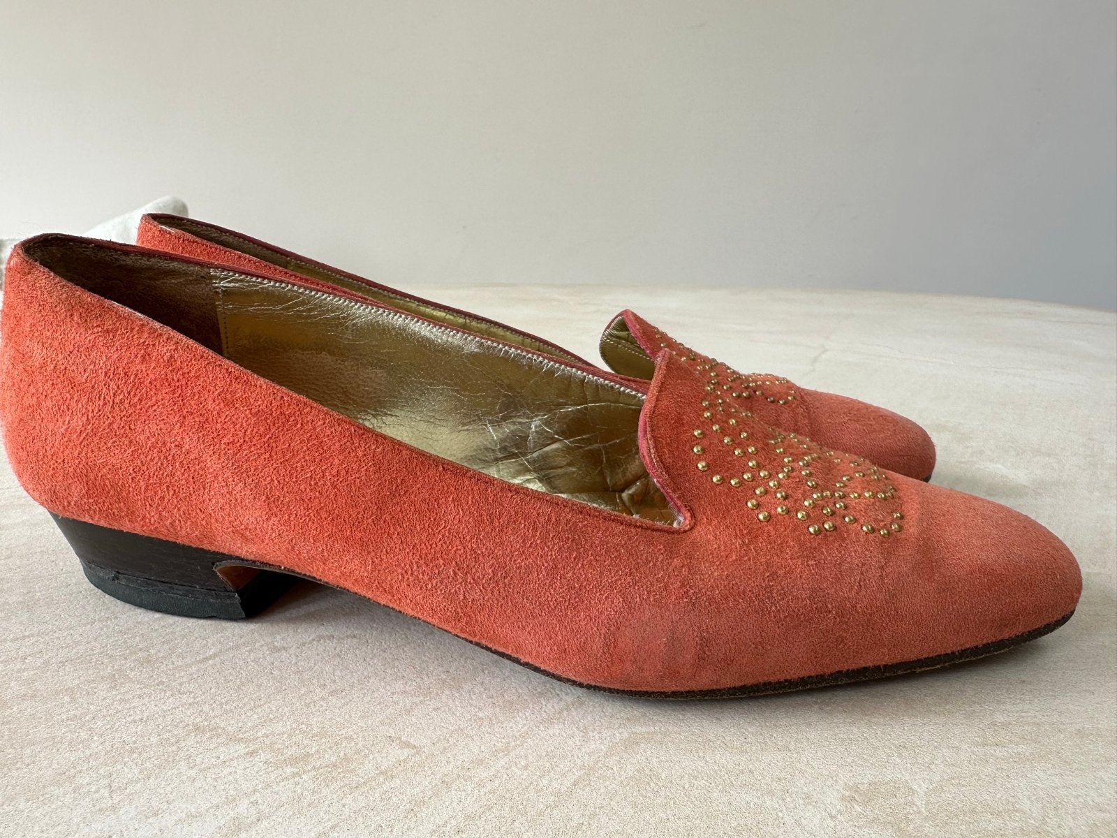Loewe suède instappers met studs - Oranje, Kleding | Dames, Ophalen of Verzenden, Gedragen, Oranje, Instappers