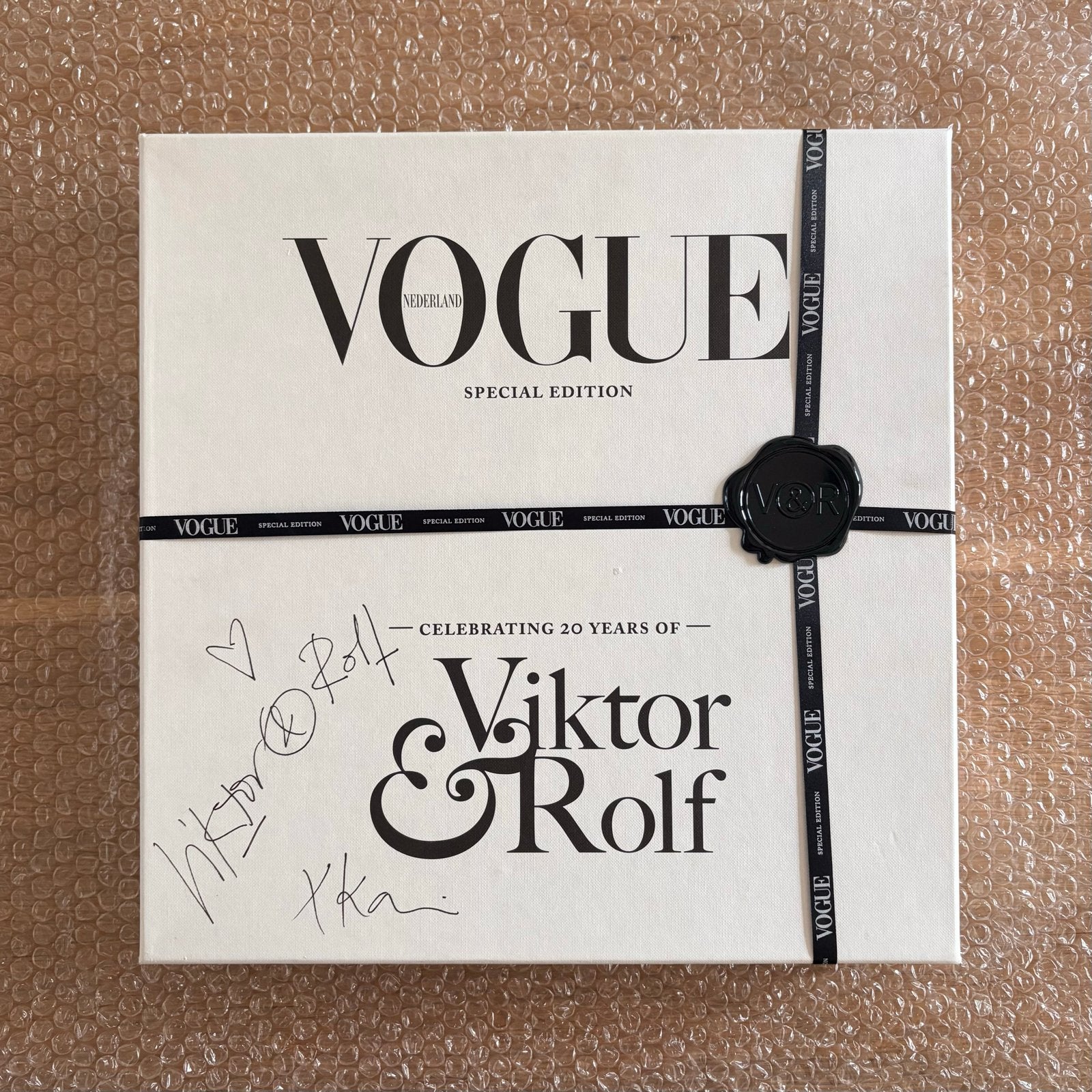 Vogue NL x Viktor & Rolf 20 jaar Special Edition Gesigneerd, Ophalen, Nieuw, Glossy