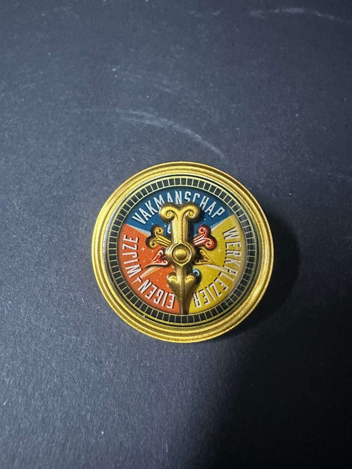 Efteling pin kompas, Verzamelen, Efteling, Ophalen of Verzenden, Zo goed als nieuw, Button of Speldje