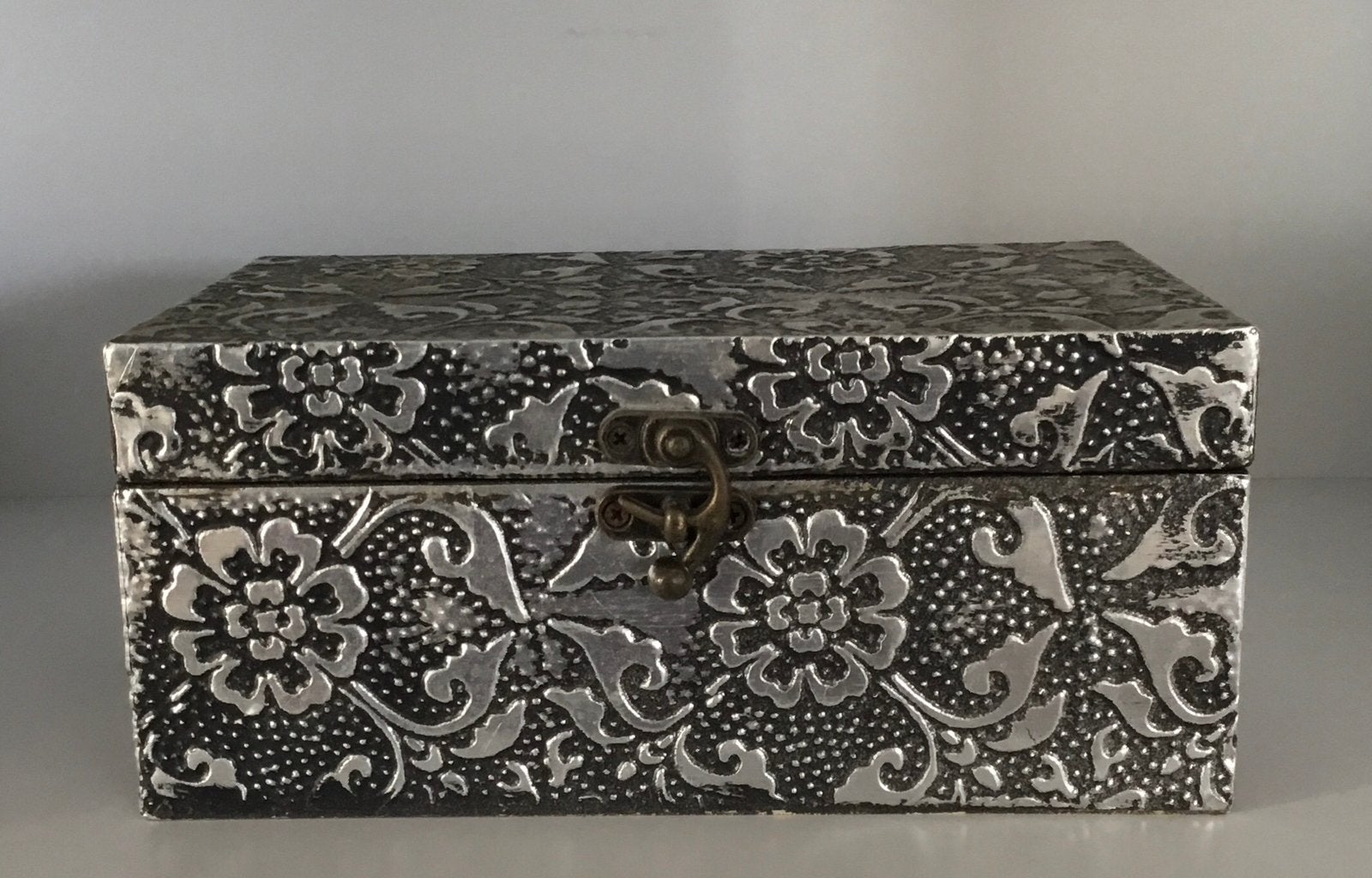 Sieradendoos met bloemenreliëf- zilverkleurig., Ophalen of Verzenden, Hardcase