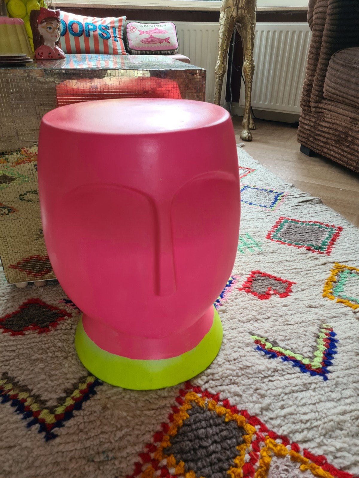 Knal roze met neon geel bijzettafel, van steen., Overige materialen, Minder dan 55 cm, Rond, Kleurrijk