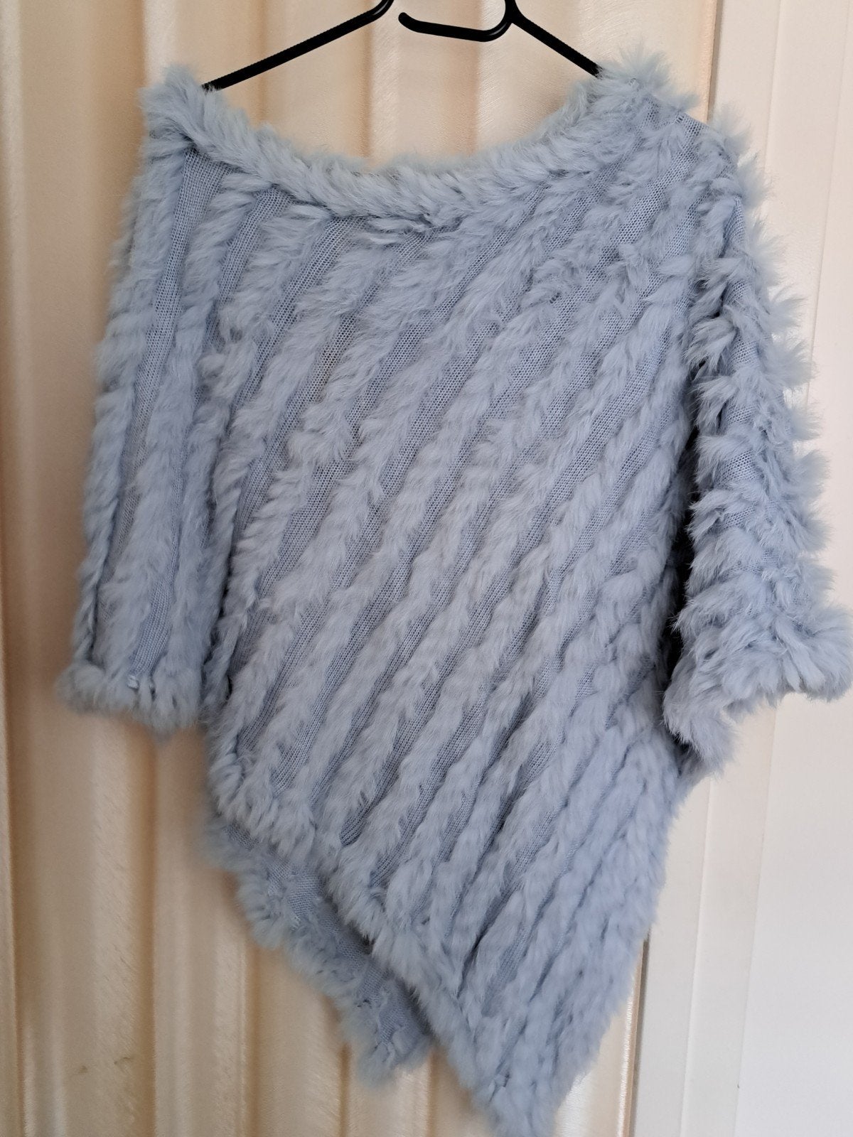 Zachte lichtblauwe poncho met bontdetails, Maat 38/40 (M), Blauw, Nieuw, Ophalen of Verzenden
