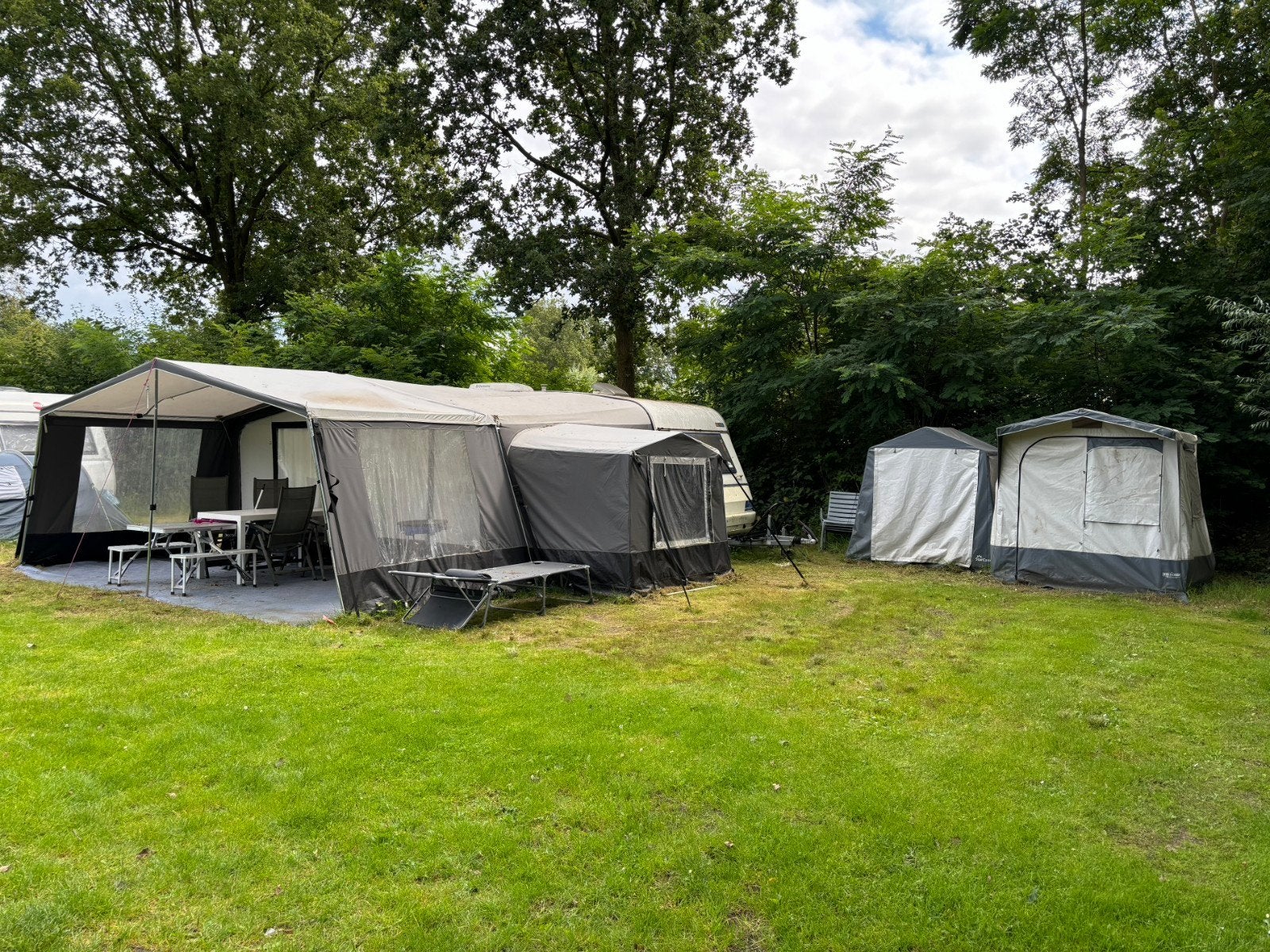 caravan met dakairco, voortent, luifel, rubberen tegels, Oven, Rondzit, Frans bed, Bedrijf