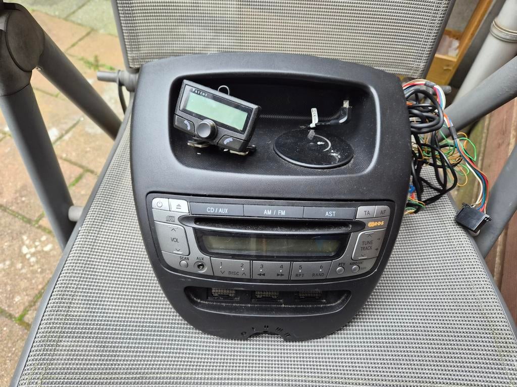 Orginele radio CD met parrot Bluetooth carkit,C1,107,Aygo, Auto diversen, Autoradio's, Ophalen of Verzenden