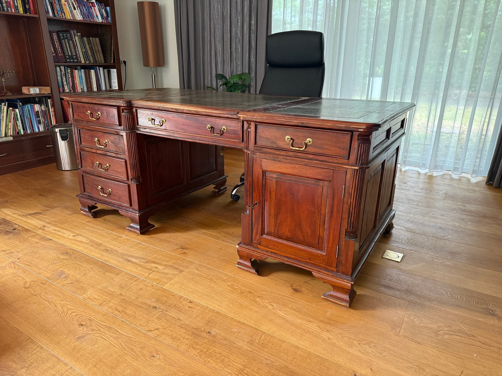 Antiek dubbel bureau, Ophalen