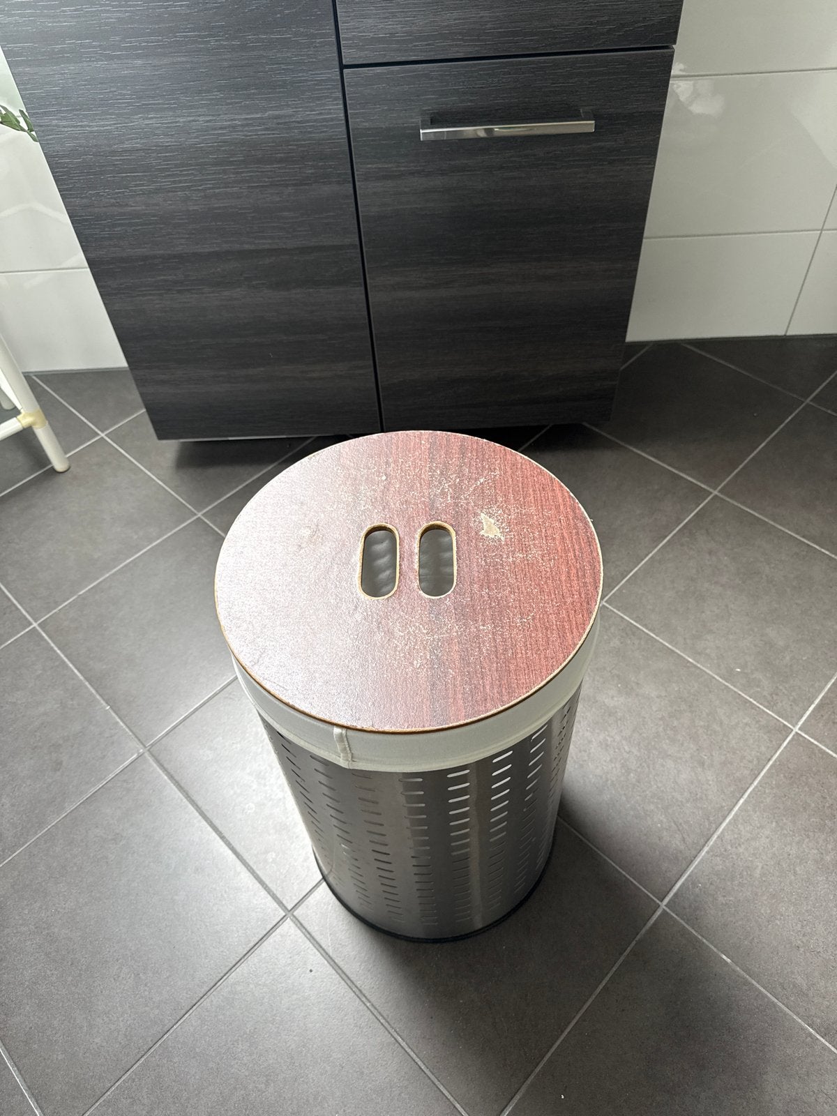 Metalen wasmand met houten deksel, Ophalen, Gebruikt, Zilver, Metaal