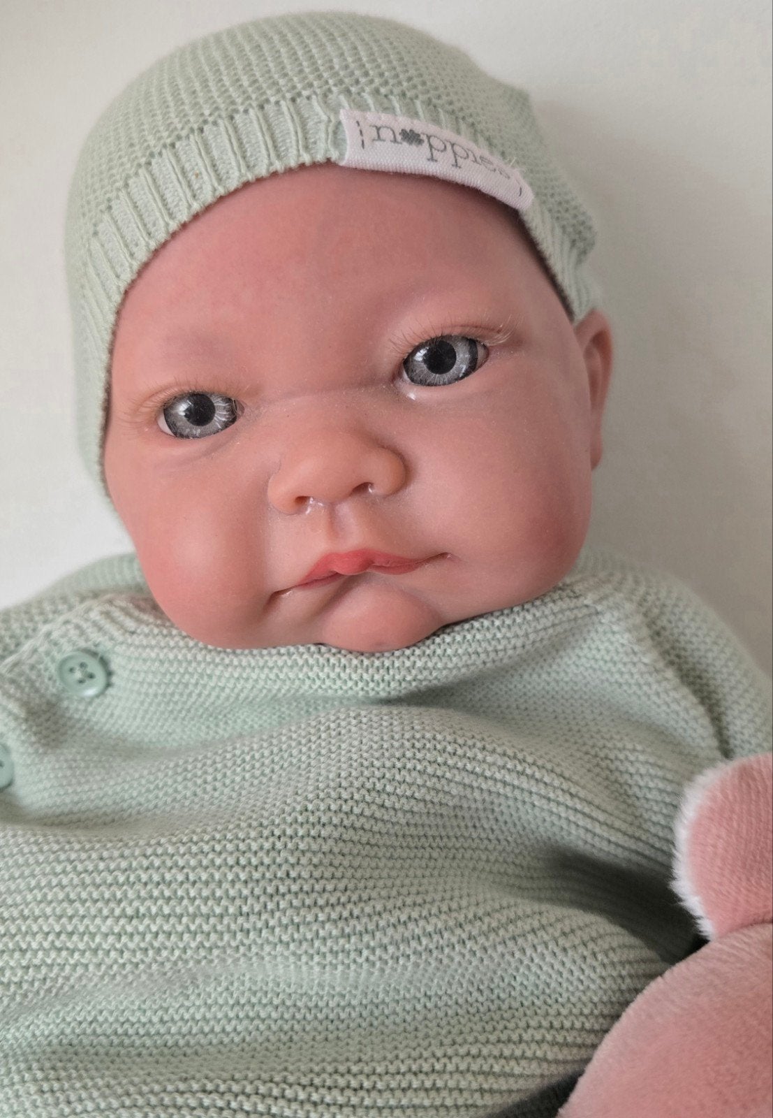 Realistische babypop met kleding en knuffel, Ophalen of Verzenden, Zo goed als nieuw, Babypop