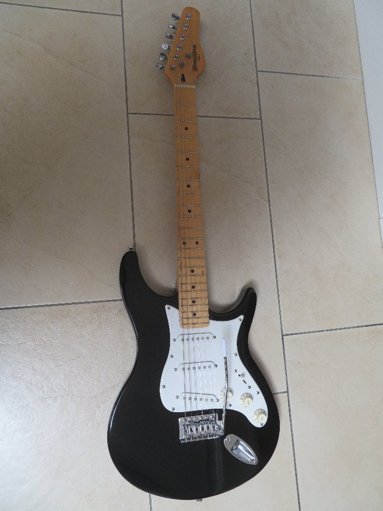 Zwarte elektrische gitaar - Zo goed als nieuw, Muziek en Instrumenten, Ophalen, Zo goed als nieuw, Solid body, Overige merken