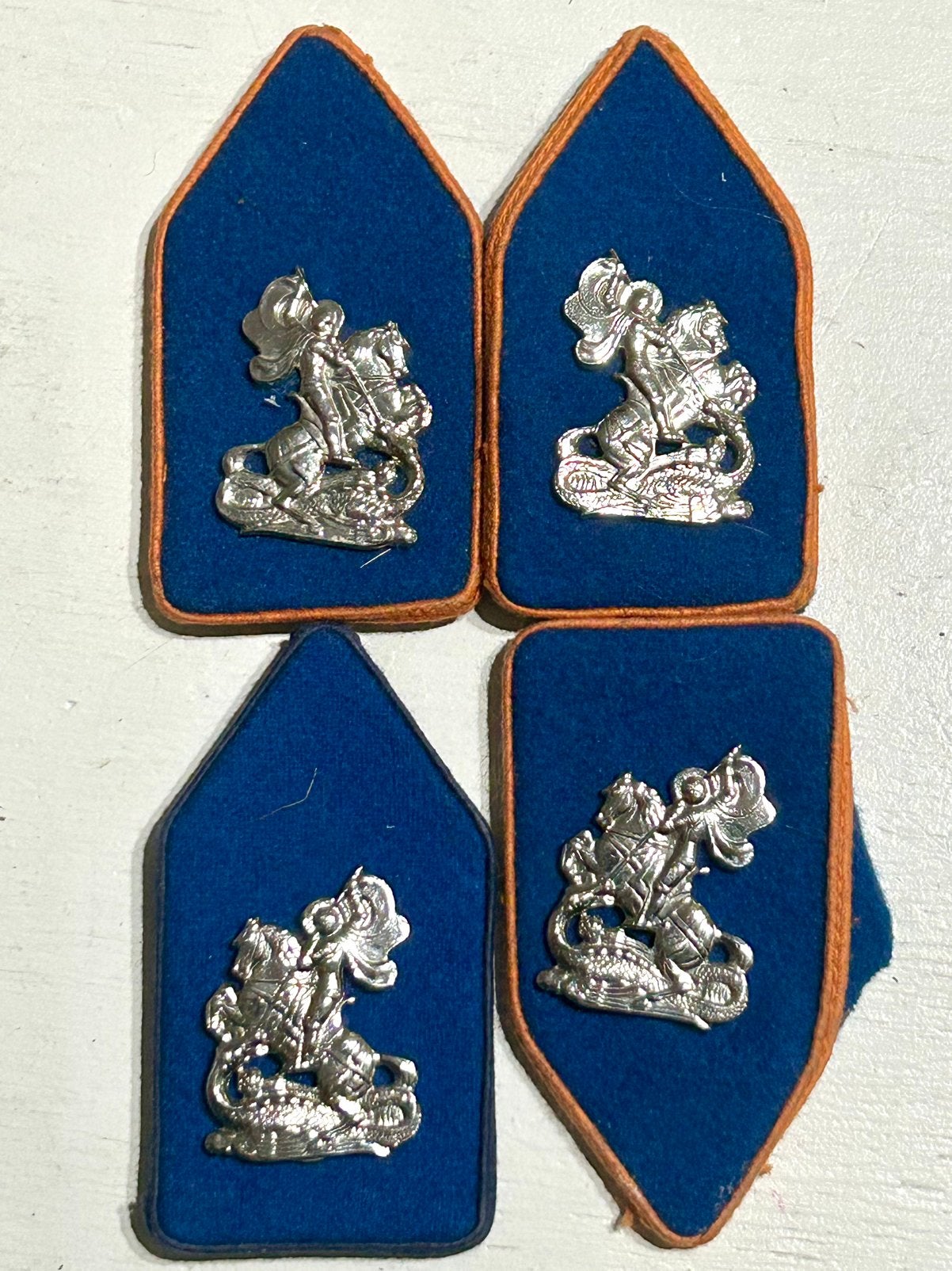 Set van 4 NL militaire kraagemblemen – Joris & de Draak, Verzamelen, Verzenden, Landmacht, Nederland, Lintje, Medaille of Wings