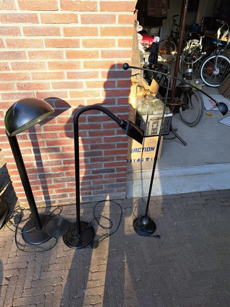 3 Vintage & Postmoderne Zwarte Metalen Vloerlampen (3 stuks), Antiek en Kunst, Antiek | Lampen, Ophalen