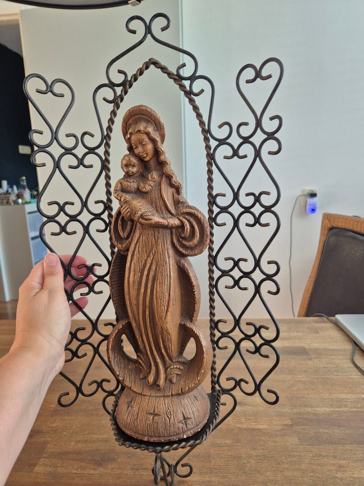 Vintage Maria met Kind beeldje in smeedijzeren houder, Antiek en Kunst, Ophalen of Verzenden